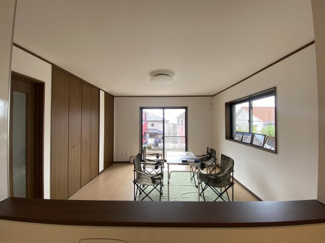 【居間・リビング】 | 北五葉５丁目　中古戸建 | カウンターキッチンなのでリビングが見渡せ、小さなお子様がいるご家庭でも目が行き届きます。