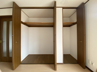 【収納】 | 北五葉５丁目　中古戸建 | リビング横に大きなクローゼットがありますので、お片付けも楽々です。リビングが広くお使い頂けます。