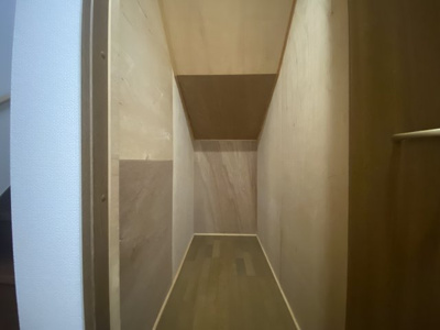 【収納】 | 北五葉５丁目　中古戸建 | 階段下のデッドスペースもうまく収納にしております。