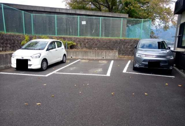 レオパレスパノラマハイツ八幡山の駐車場