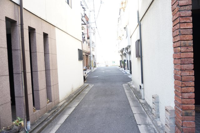 中古戸建　四條畷市中野3丁目（平成8年築）の前面道路含む現地写真