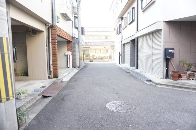 中古戸建　四條畷市中野3丁目（平成8年築）の前面道路含む現地写真