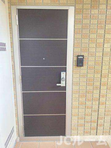 ハイツ９４３ Aの玄関