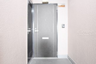 【その他共用部分】 | 皆様をお迎えする、お部屋の玄関ドア。開けやすさや開放角度、ドアノブの操作しやすさや鍵の形状などを、現地で一度ご確認ください。～即日のご見学可能～　お問合せはお気軽にどうぞ。
