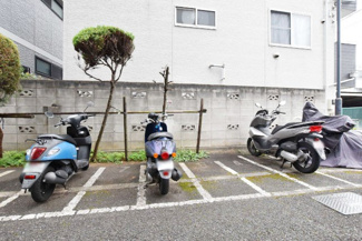 【駐車場】 | バイク置き場。空き区画の有無や駐輪料金、サイズおよび排気量規定などについては、改めてお問い合わせください。～即日のご見学可能～　お問合せはお気軽にどうぞ。