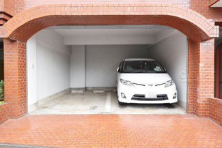 【駐車場】 | マンションの駐車場スペース。空きの有無や駐車料金、サイズ規定などについては、改めてお問い合わせください。～即日のご見学可能～　お問合せはお気軽にどうぞ。