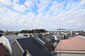 【展望】 | 眼前に広がる空の雄大さと、このお部屋の自慢の一つである「眺望」をご覧ください。毎日、この景色を独り占めできる新生活に夢が広がります。～即日のご見学可能～　お問合せはお気軽にどうぞ。
