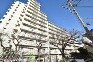 【外観】 | 青空によく映える建物です。手入れの行き届いた外壁やマンション正面エントランスなど、綺麗な姿をぜひ一度、現地にてご覧ください。～即日のご見学可能～　お問合せはお気軽にどうぞ。