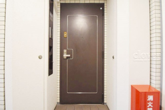 【その他共用部分】 | 皆様をお迎えする、お部屋の玄関ドア。開けやすさや開放角度、ドアノブの操作しやすさや鍵の形状などを、現地で一度ご確認ください。～即日のご見学可能～　お問合せはお気軽にどうぞ。
