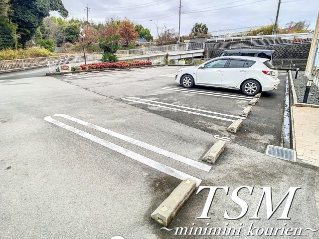 フェニックス・Ｍの駐車場