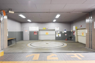 【駐車場】 | セキュリティのしっかりした駐車場スペース。空きの有無や駐車料金、サイズ規定などについては、改めてお問い合わせください。～即日のご見学可能～　お問合せはお気軽にどうぞ。
