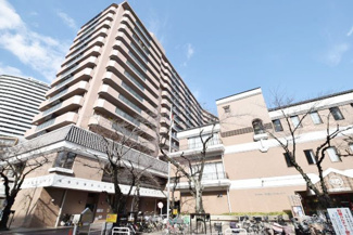【外観】 | 手入れの行き届いた外壁やエントランスなど、「見ればわかる」レベルで清潔感を保ったマンションです。築年数を感じさせない姿で皆様をお出迎えします。～即日のご見学可能～　お問合せはお気軽にどうぞ。
