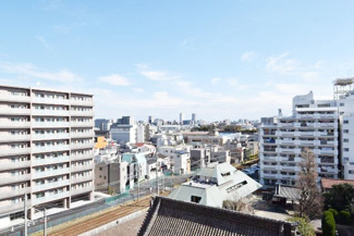 【展望】 | 眼前に広がる空の雄大さと、このお部屋の自慢の一つである「眺望」をご覧ください。毎日、この景色を独り占めできる新生活に夢が広がります。～即日のご見学可能～　お問合せはお気軽にどうぞ。