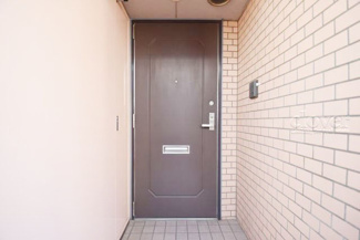 【その他共用部分】 | 皆様をお迎えする、お部屋の玄関ドア。開けやすさや開放角度、ドアノブの操作しやすさや鍵の形状などを、現地で一度ご確認ください。～即日のご見学可能～　お問合せはお気軽にどうぞ。