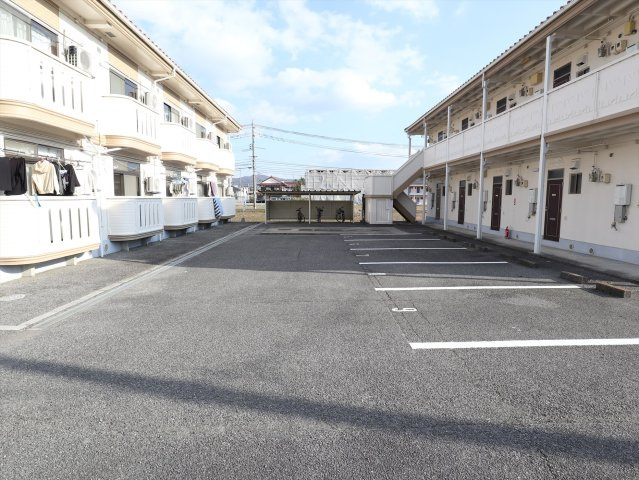 コーポあいA棟　の駐車場