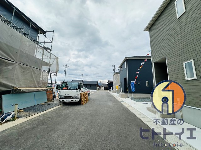 クレイドルガ-デン平田第1期の前面道路含む現地写真