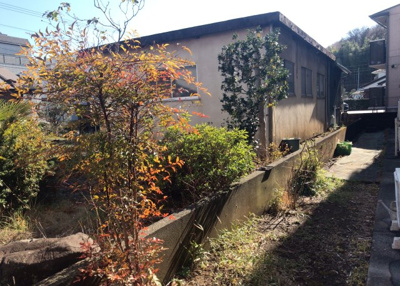 【庭】 | ホワイトウィング片倉Ⅱ | 物件によっては、入居者が個人的に使用できる専用庭がついているものもあります。また、住宅の中にある土間の部分を庭と呼ぶこともあります。庭の用途は住む人によって変わり、それによってデザインもさまざまです。