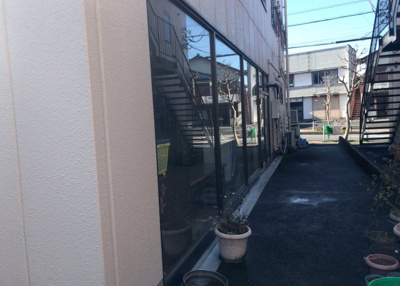 【中庭】 | ホワイトウィング片倉Ⅱ | 中庭（パティオ）とは、一つの建築物の内部に設けられた、壁などで囲われている庭のことを指します。コの字型、ロの字型が主流ですが、L字型の中庭もあります。最近では、インテリア性の高さからも人気があります。