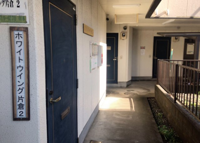 【エントランス】 | ホワイトウィング片倉Ⅱ | マンションのエントランスには、もともと風よけや防犯の役割がありますが、マンションによって宅配ボックスなどの設備が備わっている所もあります。日々の生活をイメージしながら生活しやすさをチェックしましょう。