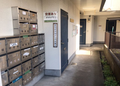 【受付】 | ホワイトウィング片倉Ⅱ | 受付はマンションコンシェルジュがいる場合もあれば、管理人が滞在する小部屋を総称して呼ぶことがあります。主にエントランスに設置されていることから、防犯面でも期待ができます。防犯設備がない場合はより安心！