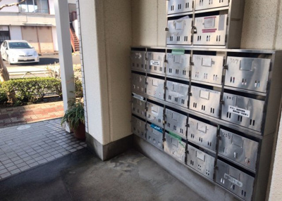 【設備】 | ホワイトウィング片倉Ⅱ | エントランス付近に設置されている集合ポストは、住んでいる部屋と離れているため、ポストをあさるなど誰かに何かされていても被害に気づきにくいです。入居する時には他人に特定されにくい番号で鍵をかけましょう！