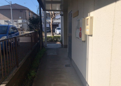 【ロビー】 | ホワイトウィング片倉Ⅱ | ロビーというと、エントランスと何がちがうの？と思いますよね。実はロビーとエントランスには明確な決まりはありません。物件によっては、エントランスを入って広がるある程度の広さのある空間がロビーとなります。