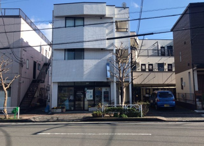 【外観】 | ホワイトウィング片倉Ⅱ | マンションの外観は非常に重要なポイントです！外観の善し悪しは資産価値に大きな影響を与えます。外観のいいマンションを購入することで、高値で売却がしやすく、買い手が見つかりやすいというメリットがあります。