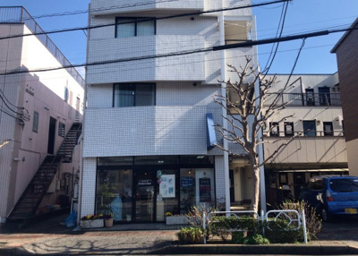 【外観】 | ホワイトウィング片倉Ⅱ | 隣家の土地はどうなっているのか、生活利便施設が近くにあるのか、学校まで近いかなど、お客様のライフスタイルにあわせたイメージが重要です。また、近くにあると困る施設が近くにないかも確認するといいでしょう。