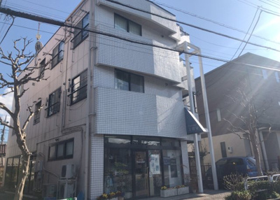 【現況写真】 | ホワイトウィング片倉Ⅱ | 道幅が広い場所は日当たりや風通が良好です。幅が広いのですれ違いも可能ですし大きな車でも駐車可能！一方で、大型車が通ることも多くなるため交通量の増加により騒音に繋がります。また土地の値段が高くなります。