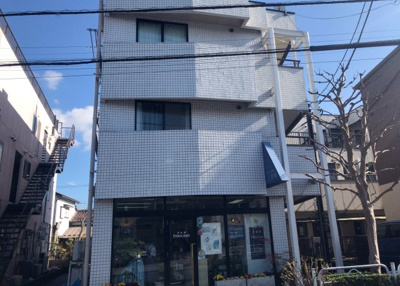 【構造・工法・仕様】 | ホワイトウィング片倉Ⅱ | ＲＣ造、Reinforced Concreteは直訳すると補強されたコンクリートです。主に柱や梁・床・壁が鉄筋とコンクリートで構成おり、鉄筋を組んだ型枠にコンクリートを流し込んで固めたものを指します。