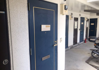 【玄関】 | ホワイトウィング片倉Ⅱ | 玄関は家の顔でもあり、家族以外の目にも止まる場所です。玄関は外との間を仕切る扉、靴などをしまっておく収納スペース、靴脱ぎのたたきスペース、来客とのやり取りをするドアホンなど複数のアイテムからなります。