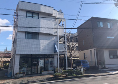 【外観】 | ホワイトウィング片倉Ⅱ | 外観はマンション管理がされているかの目安になります。築年数が古いと、壁面は劣化してひび割れが生じることも！建物が古びていても細かいところが修繕されていると、きちんと管理されているなぁと感じるでしょう。