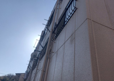 【バルコニー】 | ホワイトウィング片倉Ⅱ | 一般的なバルコニーは、奥行1.5ｍ程ですが、ワイルドバルコニーは2ｍまで広がっています。そのため洗濯物の間隔をあけ干すことができ、乾きやすいというメリットや、ガーデニングが楽しめる等の特徴があります。