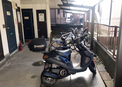 【駐車場】 | ホワイトウィング片倉Ⅱ | 車一台あたりに必要なスペースは、標準サイズの普通自動車で横幅2m50cm、長さ5mは必要になります。ただし、乗降のことも考慮して横幅3m30cm、長さ5m50cmほどは確保できるところを選びましょう。