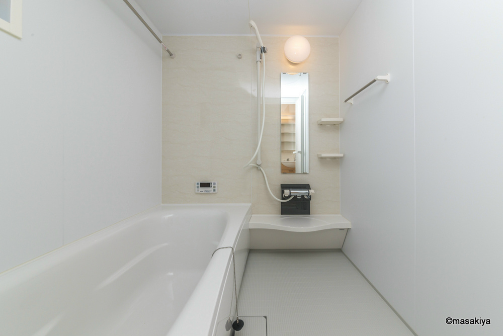 バン・ド・ソレイユの浴室|お風呂　一坪タイプで広々です。追い焚き・浴室乾燥機付きです。窓もついております。