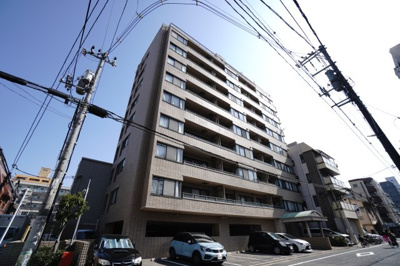 【外観】 | 【上質リノベ】ネオライフ舟入本町 | 【耐震性】
耐震性の高さを判断するポイントは、
建築確認申請日が1981年6月1日以降の
新耐震基準に適合しているかどうか。
震度６程度の大地震でも
建物が崩壊しないレベルが基準になりました。