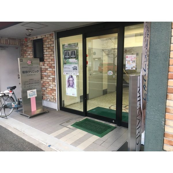 夏目ビルのエントランス