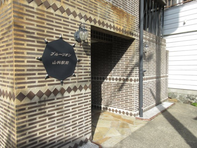 プル―リオン山科駅前のエントランス