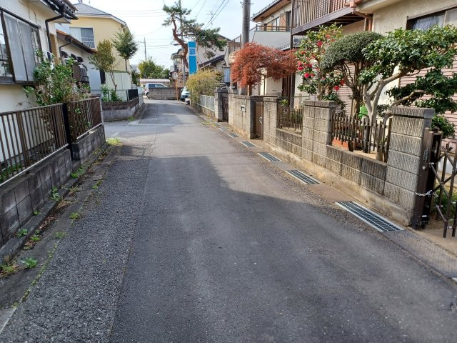 比企郡滑川町大字月輪  中古戸建の前面道路含む現地写真|南側約4.1ｍ公道に接する