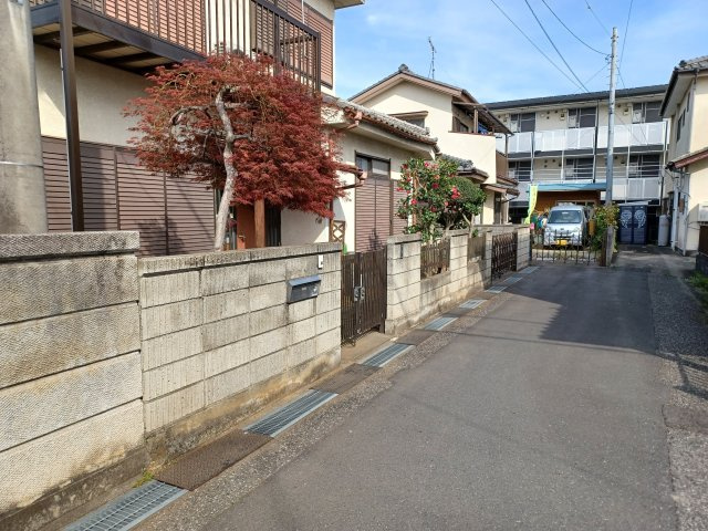 比企郡滑川町大字月輪  中古戸建の前面道路含む現地写真|南側約4.1ｍ公道に接する