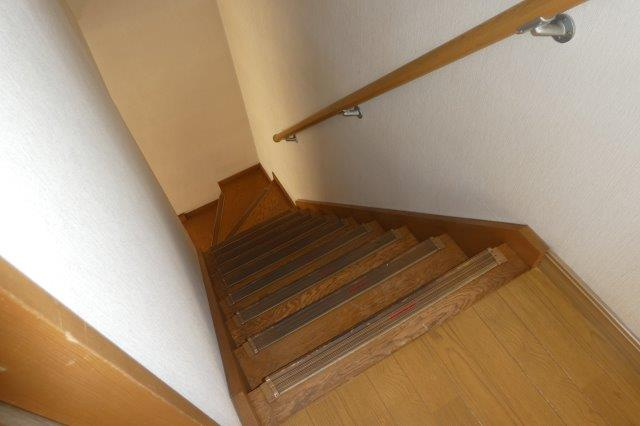 酒津秋山貸家のその他|階段