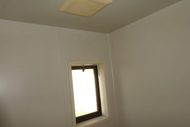 酒津秋山貸家の浴室|浴室窓・換気扇