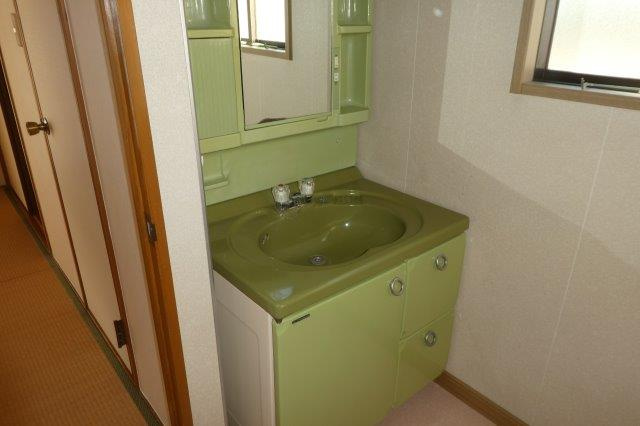 酒津秋山貸家の独立洗面台|シャンプードレッサー