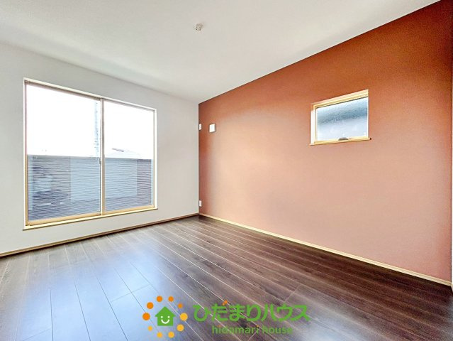 久喜市上町　新築一戸建て　04　クレアスタウン　の寝室|目に優しいアクセントクロスでくつろぎ空間の主寝室。