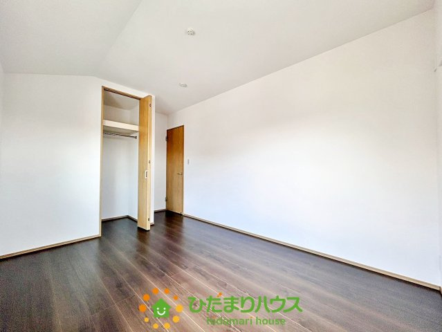 久喜市上町　新築一戸建て　04　クレアスタウン　の収納|上段にはバッグや帽子などを収納出来て便利なクローゼット付き！