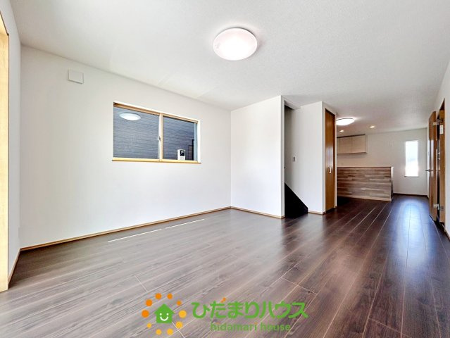 久喜市上町　新築一戸建て　04　クレアスタウン　の居間・リビング|落ち着いた色合いのお洒落なリビング。