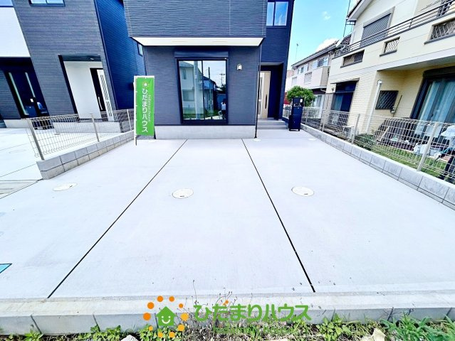 久喜市上町　新築一戸建て　04　クレアスタウン　の駐車場|出し入れスムーズ！2台分の並列駐車が可能！