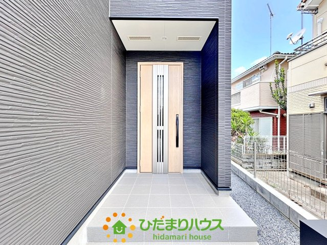 久喜市上町　新築一戸建て　04　クレアスタウン　の玄関|スタイリッシュな玄関ドアでお出迎え！