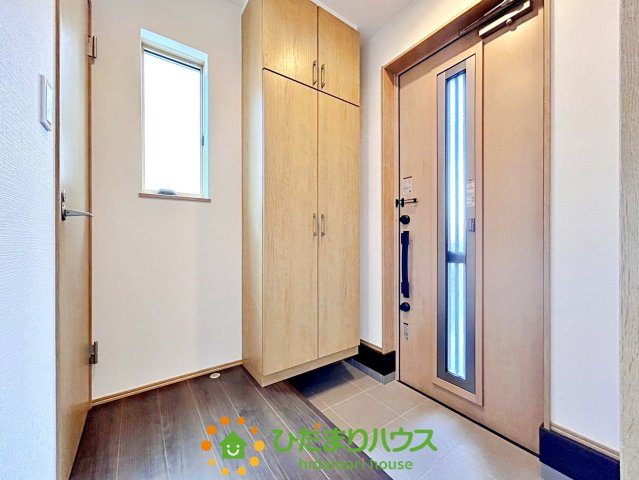 久喜市上町　新築一戸建て　04　クレアスタウン　の玄関|明るい雰囲気の玄関スペース。