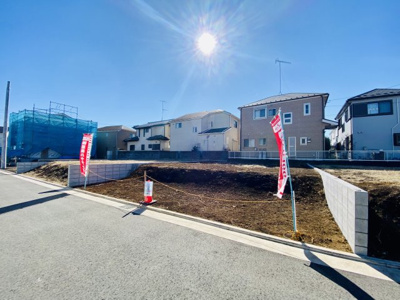 【前面道路含む現地写真】 | 【仲介手数料無料】MLH長後駅 藤沢市下土棚／整形地３９坪！建築条件なし売地 | 「これから」新しい街並みになっていく雰囲気のある、閑静で見通しの良い現地となっております♪開放感や陽当たりもあります！お好きなハウスメーカーで建築して頂けます♪